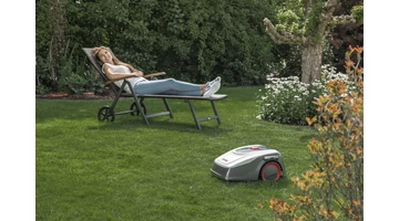 Teret hódít a robotfűnyíró!