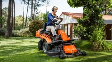 A fűnyíró traktor jelentősége a nagyméretű zöldterületeken