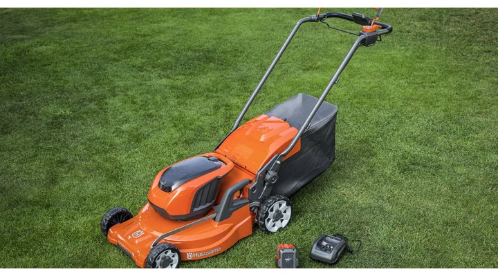 A gyönyörű kert titka: a fűnyírás – de milyen eszközt válasszunk?