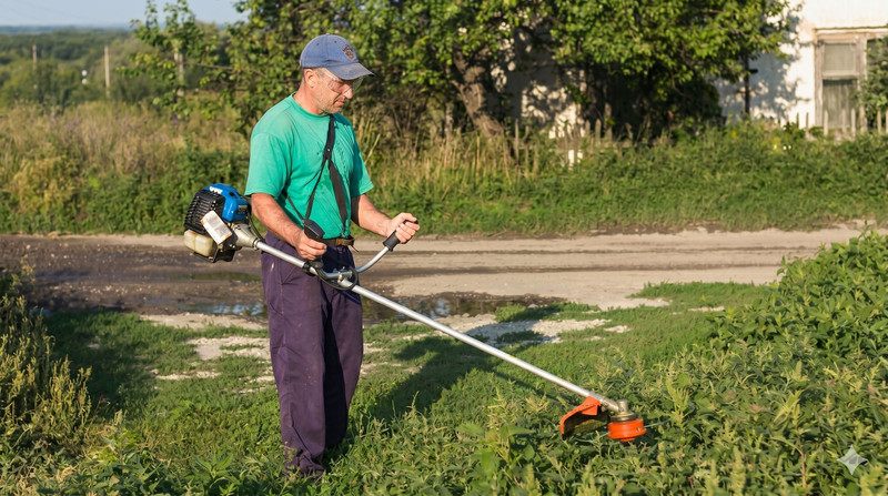 benzines fűkasza használat közben